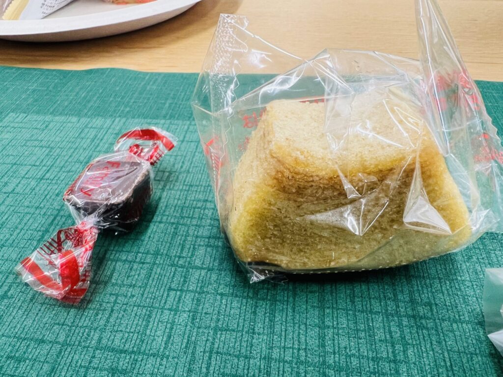 お菓子の評判は？厚切りバナナバウムとチョコレートをいただいた