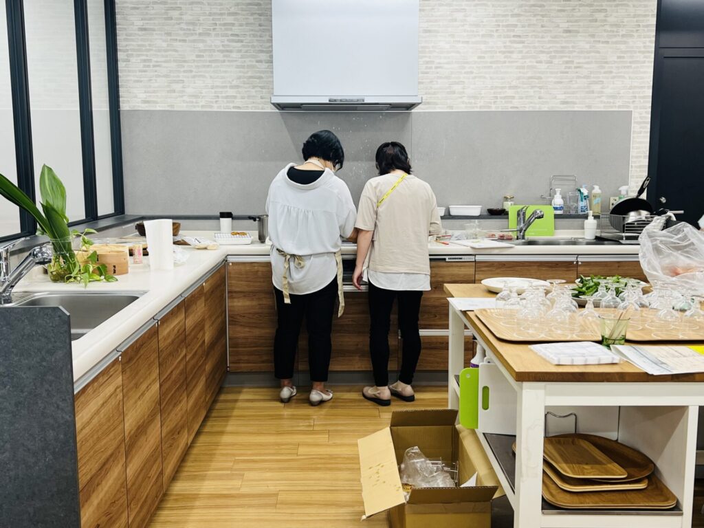 パルシステムキッチンスタジオで美味しい料理を調理中