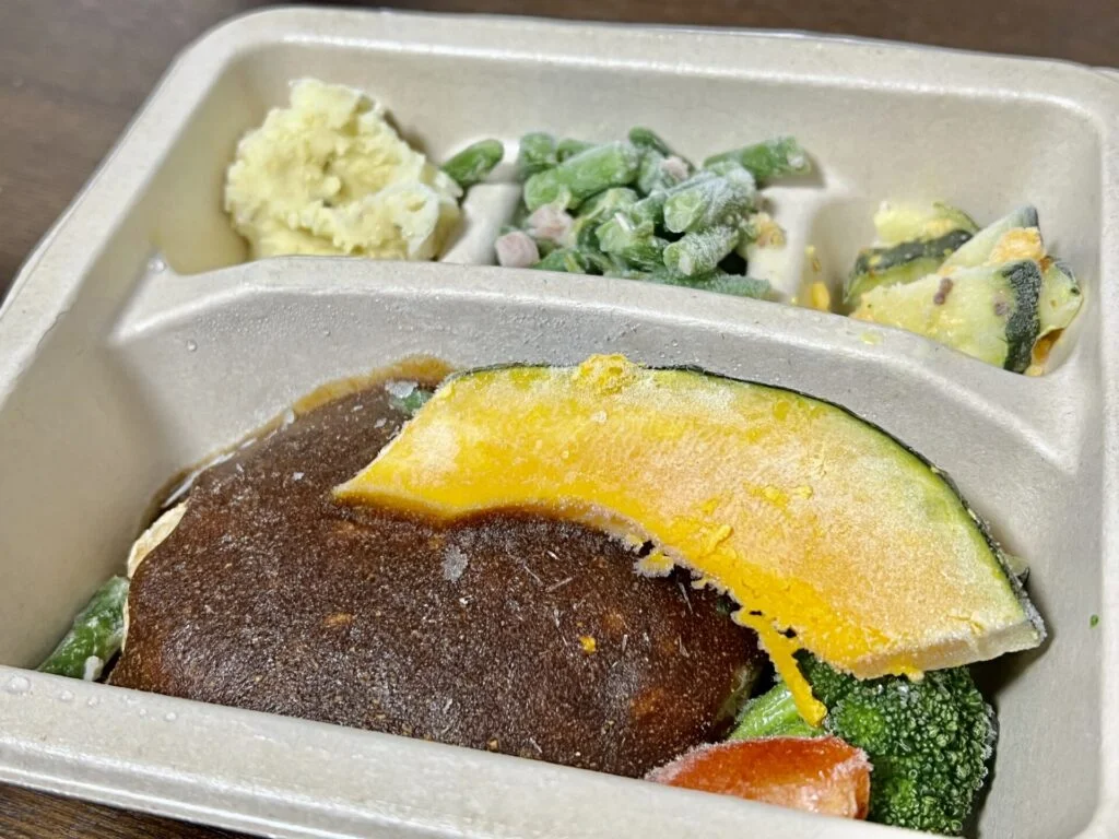 チリハンバーグステーキの冷凍弁当の状態