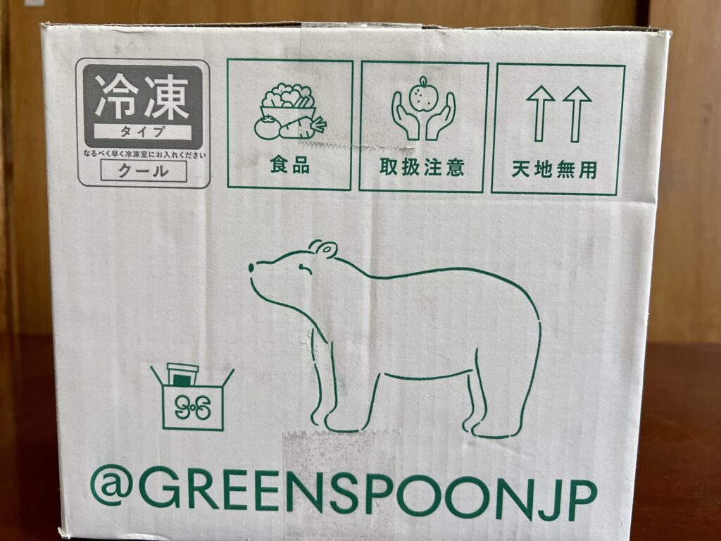 届いた箱は冷凍タイプのクール便で食品取扱注意の記載がある