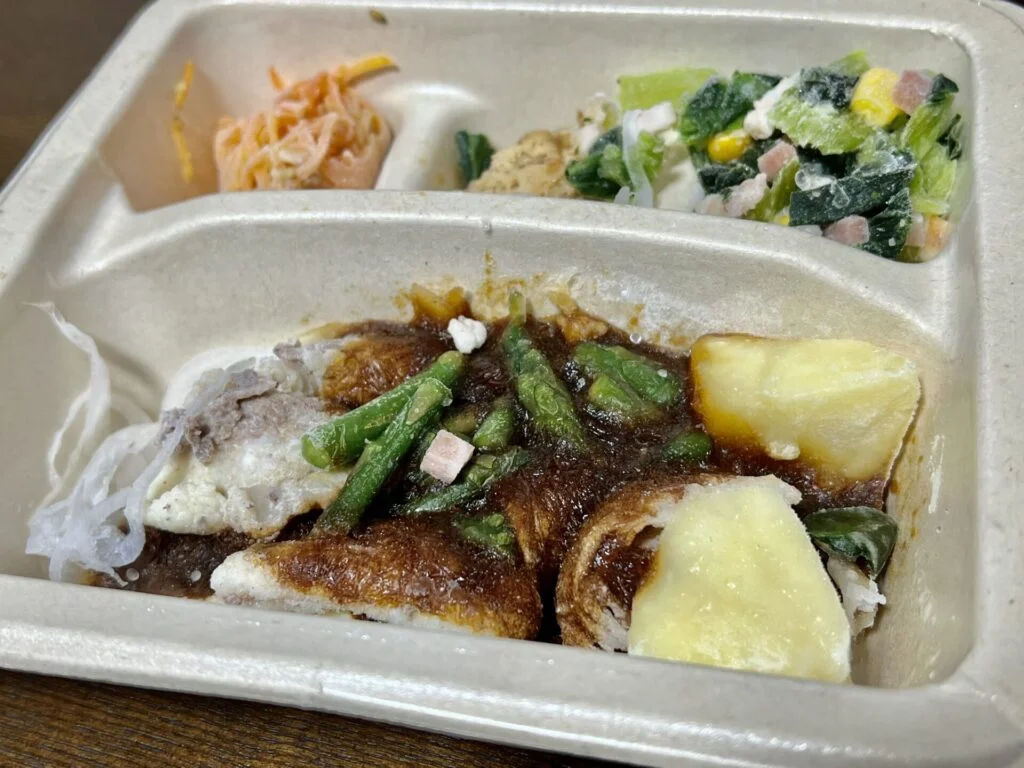 牛肉のデミグラスソース煮の冷凍弁当の状態